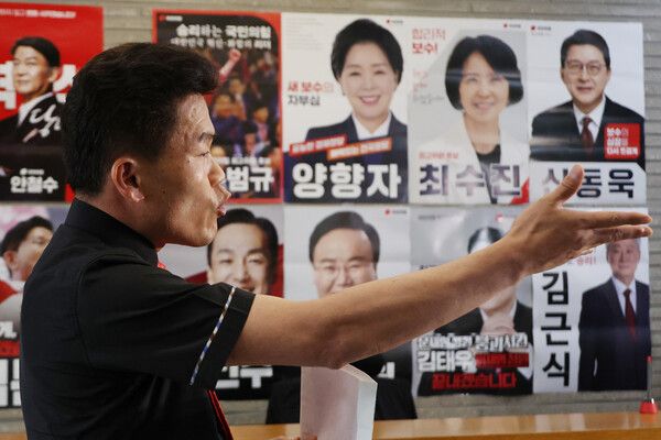 &nbsp;국민의힘&nbsp;전당대회&nbsp;방해 논란 당사자인&nbsp;전한길&nbsp;씨가 당 윤리위원회의 징계 절차가 시작된 11일 서울 여의도 당사에서 김근식 최고위원 후보에 대한 징계 요구서를 전달하기에 앞서 입장을 밝히고 있다. [사진=연합뉴스]