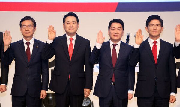 12일 오후 부산 해운대구 벡스코에서 열린 국민의힘 부울경 합동연설회에서 당대표 후보들이 선서를 하고 있다. 왼쪽부터 조경태, 장동혁,&nbsp;안철수, 김문수 후보. [사진=연합뉴스]