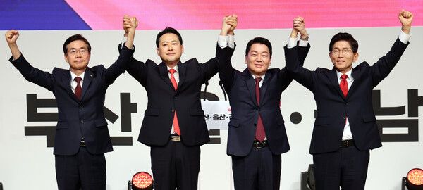 12일 오후 부산 해운대구 벡스코에서 열린 국민의힘 부울경 합동연설회에서 당대표 후보들이 손을 맞잡고 있다. 왼쪽부터 조경태, 장동혁, 안철수,&nbsp;김문수&nbsp;후보. [사진=연합뉴스]