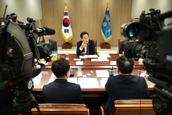 이재명&nbsp;대통령이 13일 서울 용산 대통령실 청사에서 열린 나라재정 절약 간담회를 주재하고 있다. [사진=연합뉴스]