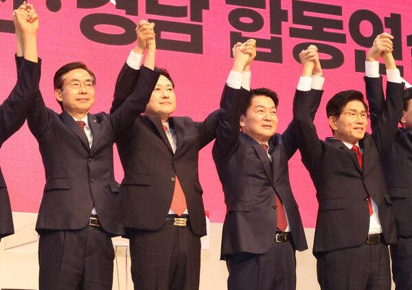 12일 오후 부산 해운대구 벡스코에서 열린 에서 당대표 후보들이 손을 맞잡고 있다. 왼쪽부터 조경태, 장동혁, 안철수,&nbsp;김문수&nbsp;후보. [사진=연합뉴스]