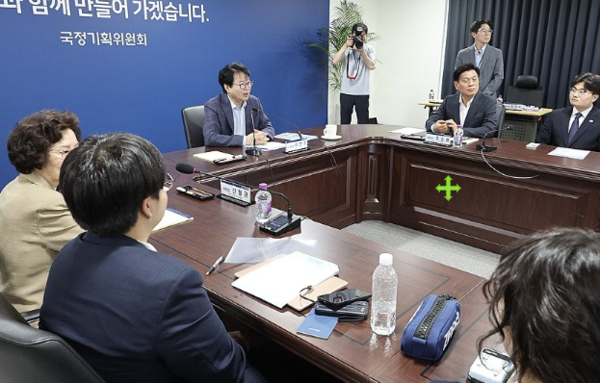 국정기획위원회는 13일 대국민보고회서 국정과제를 발표한다. [사진=연합뉴스]