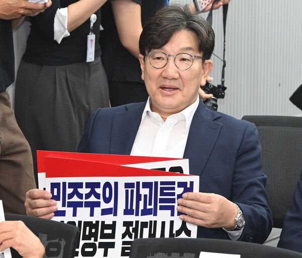 국민의힘&nbsp;권성동&nbsp;의원이 14일 서울 여의도 중앙당사에서 열린 긴급의원총회에 참석해 있다. [사진=연합뉴스]