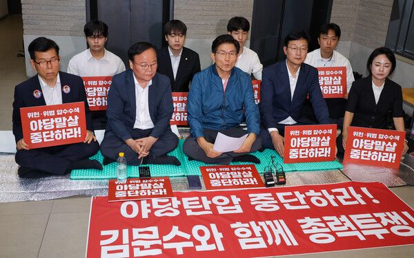 국민의힘 당 대표 선거에 출마한&nbsp;김문수&nbsp;후보가 14일 서울 여의도 중앙당사 로비에서 김건희 특검의 당사 압수수색에 항의하며&nbsp;농성을 벌이고 있다. [사진=연합뉴스]