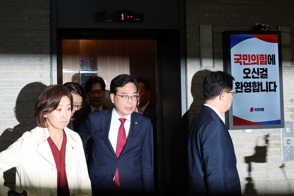 국민의힘 송언석 비상대책위원장 겸 원내대표가 13일 서울 여의도 국민의힘 당사에서 당사&nbsp;압수수색과 관련해 입장을 밝히기 위해 취재진 앞에 서고 있다. [사진=연합뉴스]