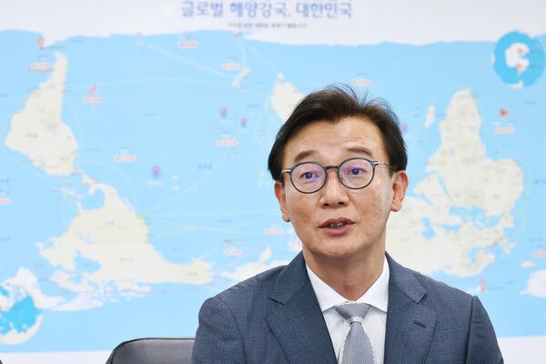&nbsp;전재수 해양수산부 장관은 14일 라디오에 출연해 해양수산부가 이전하는 부산을 중심으로 한 북극항로 경제권역이 수도권과 대등하게 경쟁할 수 있는 경제효과를 낼 것이라고 자신했다. [사진=연합뉴스]
