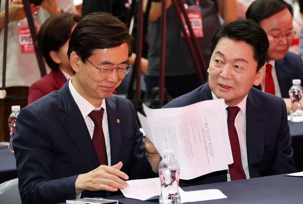 13일 오후 대전 서구 배재대학교에서 열린 국민의힘 충청·호남권 합동연설회에서&nbsp;조경태(왼쪽), 안철수 당 대표 후보가 대화하고 있다. [사진=연합뉴스]