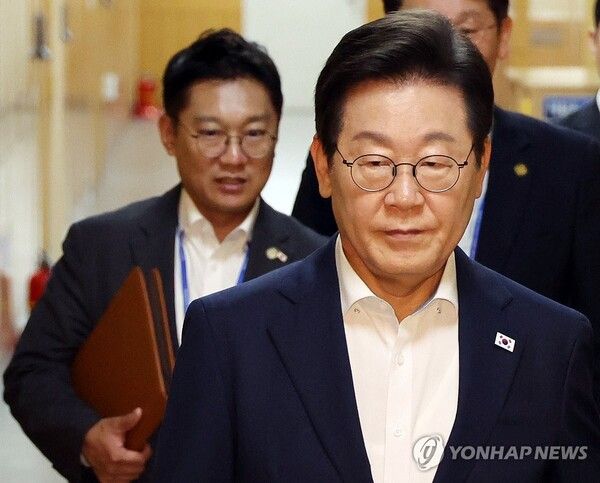 취임 두달을 맞은 이재명 대통령의 지지율이 심상치 않다 [사진=연합뉴스]