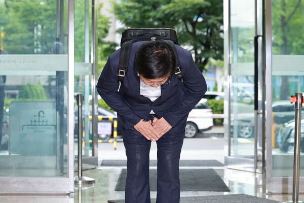 &nbsp;최교진&nbsp;사회부총리 겸 교육부 장관 후보자가 14일 인사청문회 준비 사무실이 마련된 서울 영등포구 여의도 한국교육시설안전원으로 출근하며 인사하고 있다. [사진=연합뉴스]