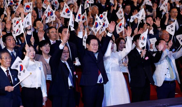 &nbsp;이재명&nbsp;대통령과 김혜경 여사가 15일 서울 세종문화회관에서 열린 80주년 광복절 경축식에서 참석자들과 만세 삼창을 하고 있다. [사진=대통령실통신사진기자단]