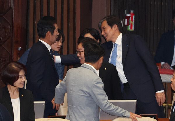 지난해 9월 26일 더불어민주당 당시 정청래&nbsp;의원과&nbsp;조국혁신당&nbsp;조국&nbsp;대표가 국회에서 열린 본회의에서 대화하고 있다. [사진=연합뉴스]