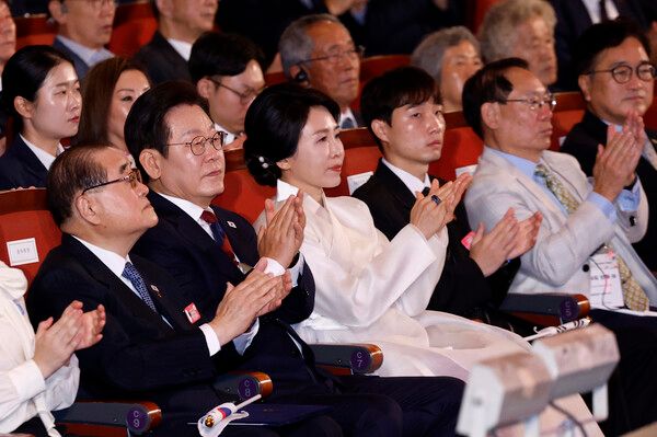 &nbsp;이재명&nbsp;대통령과 김혜경 여사가 15일 서울 세종문화회관에서 열린 80주년 광복절 경축식에서 공연을 지켜본 뒤 박수치고 있다. [사진=대통령실통신사진기자단]