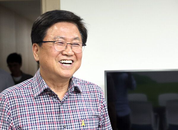 교육부 장관 후보자에 지명된&nbsp;최교진&nbsp;세종시 교육감이 13일 세종시 교육청 집무실에 들어오며 웃음 짓고 있다. [사진=연합뉴스]