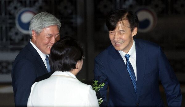 조국혁신당 조국 전 대표가 15일 서울 구로구 남부교도소에서 광복절 특별사면·복권 조치로 출소하며&nbsp;김선민&nbsp;당 대표 권한대행과 인사하고 있다. [사진=연합뉴스]