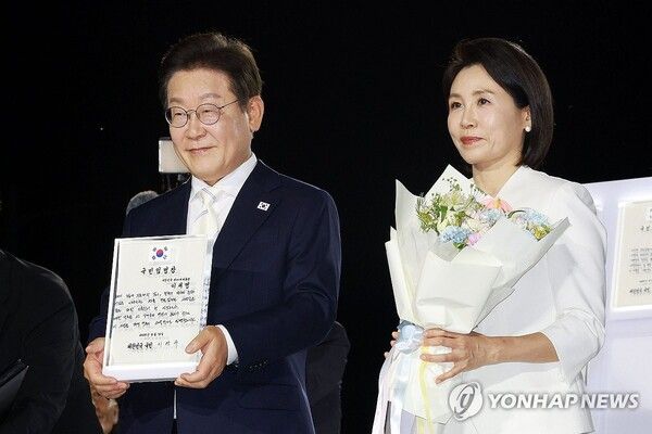 8.15 광복절 80주년을 맞아 국민대표 80명에게 국민임명장 수여받은 이재명 대통령. [사진=연합뉴스]