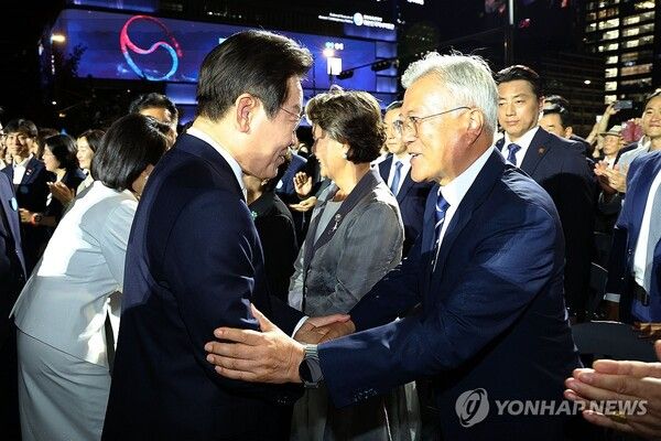 문재인 전 대통령과 인사하는 이재명 대통령 [사진=연합뉴스]