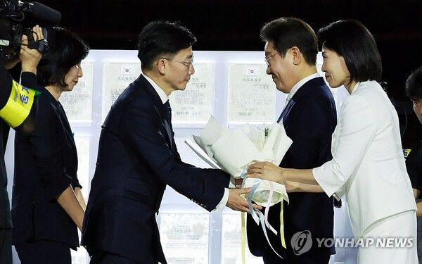 임명장 전달하는 이국종 원장 [사진=연합뉴스]