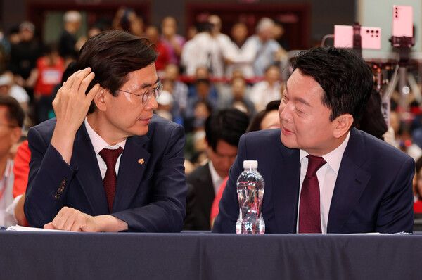 13일 오후 대전 서구 배재대학교에서 열린 국민의힘 충청·호남권 합동연설회에서&nbsp;조경태(왼쪽), 안철수 당 대표 후보가 대화하고 있다. [사진=연합뉴스]