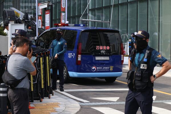 김건희&nbsp;여사를 태운 차량이 18일 민중기 특별검사팀 사무실이 마련된 서울 종로구 KT 광화문빌딩 웨스트로 들어가고 있다. 이번 조사는 김씨에 대한 구속영장이 발부된 이후 두 번째 소환이다. [사진=연합뉴스]