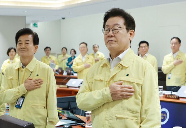 이재명&nbsp;대통령이 18일 서울 용산 대통령실 청사에서 열린 을지 국무회의에서 국기에 경례를 하고 있다. [사진=연합뉴스]