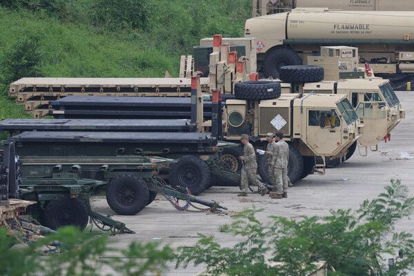 한미&nbsp;연합 군사훈련&nbsp;을지 자유의 방패(UFS·을지프리덤실드) 연습이 시작된 18일 경기도 동두천시 미군 기지에서 장병들이 차량을 점검하며&nbsp;훈련을 준비하고 있다. [사진=연합뉴스]
