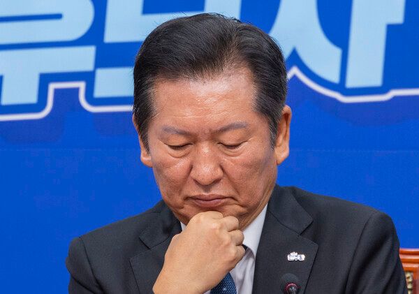 더불어민주당&nbsp;정청래&nbsp;대표가 18일 국회에서 열린 최고위원회의 도중 생각에 잠겨 있다.&nbsp;정청래 더불어민주당 대표는 이재명 대통령의 조국혁신당 조국 전 대표 사면·복권을 놓고 일각에서 '정청래 견제론' 제기하는 것에 대해 17일 페이스북에 글을 올려 