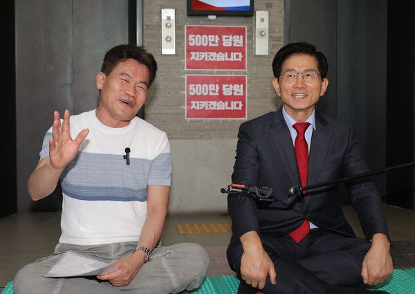 &nbsp;한국사 강사 전한길 씨가 18일 서울 여의도 국민의힘 중앙당사를 찾아 농성 중인&nbsp;김문수&nbsp;당 대표 후보 옆에서 김건희특검팀 규탄 발언을 하고 있다. [사진=연합뉴스]