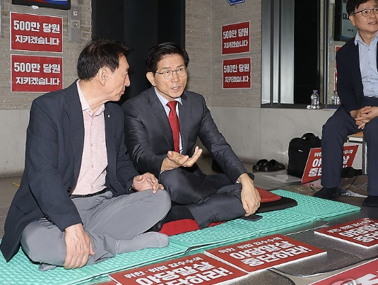 김문수 당대표 후보가 국민의힘 당사 압수수색에 반대하며 당사 현관에서 농성 중이다