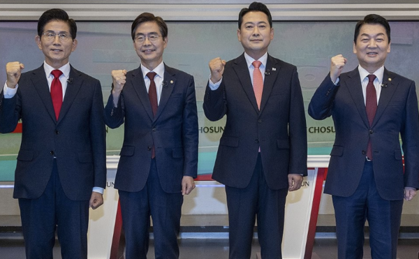 국민의힘 당대표 후보 3차토론회에서 후보자들이 파이팅을 외치고 있다. [사진=연합뉴스]