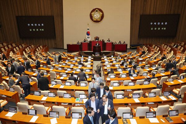 8월 5일 국회 본회의에서 방송문화진흥회법 일부개정법률안에 대한 국민의힘 김장겸 의원의 무제한 토론이 시작되자 여당 의원들이 퇴장하고 있다.[사진=연합뉴스]