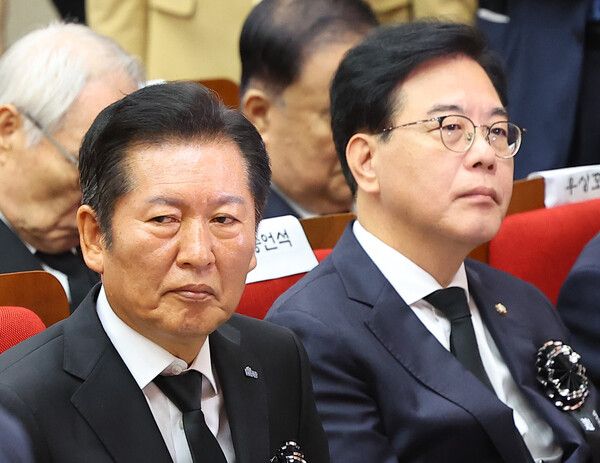 더불어민주당&nbsp;정청래&nbsp;대표와 국민의힘&nbsp;송언석&nbsp;비대위원장이 18일 서울 동작구 국립서울현충원 현충관에서 열린 김대중 전 대통령 서거 16주기 추모식에서 서로 다른 곳을 보며 자리에 앉아 있다. [사진=연합뉴스]