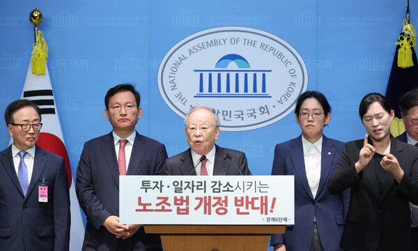 손경식&nbsp;한국경영자총협회(경총) 회장이 18일 서울 여의도 국회 소통관에서 노조법 개정 중단 촉구 기자회견을 하고 있다. [사진=연합뉴스]