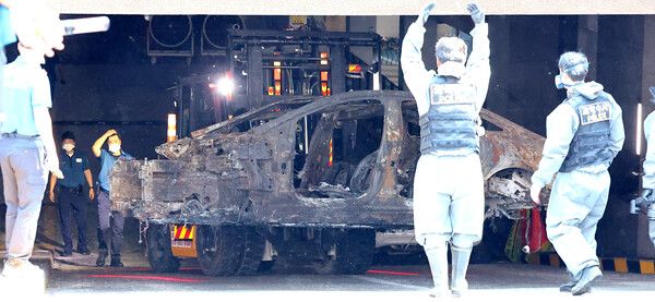 5일 오후 인천 서구 청라동 아파트 지하 주차장 화재 현장에서 합동 감식을 마친 경찰이 화재가 발생한 전기차를 옮기고 있다. [사진=연합뉴스]