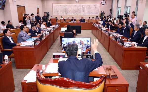 1일 서울 여의도 국회에서 열린 법제사법위원회 전체회의에서 상법 일부개정법률안에 대해 거수표결을 하고 있다. [사진=연합뉴스]