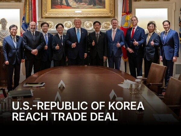 한국 정부 협상단과 단체사진 찍는 트럼프 미국 대통령 [사진=백악관]