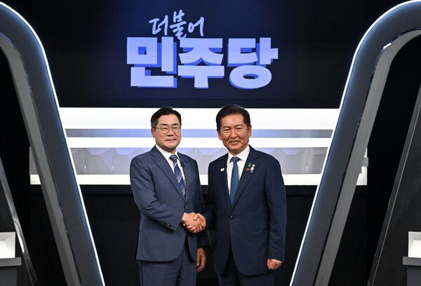 더불어민주당 박찬대, 정청래 당대표 후보가 27일 서울 여의도 KBS 신관 공개홀에서 열린 TV토론회 시작에 앞서 악수를 하며 기념촬영하고 있다. [사진=연합뉴스]