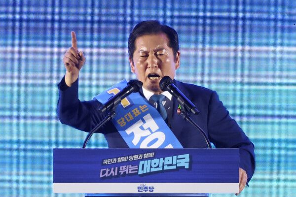 더불어민주당&nbsp;정청래&nbsp;당대표 후보가 2일 고양 킨텍스에서 열린 전국당원대회에서 정견발표를 하고 있다. [사진=연합뉴스]