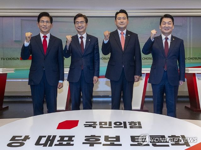 국민의힘 당 대표 선거에 출마한 후보들이 19일 서울 중구 TV조선 스튜디오에서 열린 6차 전당대회 3차 텔레비전 토론회에 참석했다.&nbsp;(왼쪽부터) 김문수, 조경태, 장동혁, 안철수 후보. 2025.8.19 [국회사진기자단=연합뉴스]