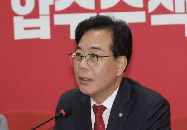 송언석 비상대책위원장이 20일 기자회견을 열고 중앙당사 압수수색 관련해 초법적 개인정보 강탈 시도를 용납할 수 없다고 발언했다. [사진=연합뉴스]