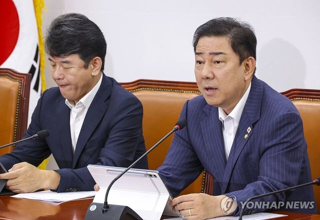 더불어민주당 김병기 원내대표가 19일 국회에서 열린 원내대책회의에서 8월 임시국회에서 이른바 '공공기관장 알박기 인사 근절법'인 '공공기관 운영법 개정안' 처리를 추진하겠다고 밝혔다. 2025.8.19 [사진=연합뉴스]