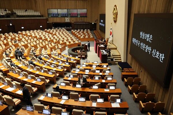 국민의힘 김장겸 의원이 지난 5일 국회&nbsp;본회의에서 방송문화진흥회법 일부개정법률안에 대한 필리버스터(무제한 토론을 통한 합법적인 의사진행 방해)를 시작하고 있다. [사진=연합뉴스]