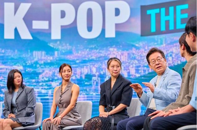 이재명 대통령이 20일 오후 아리랑 국제방송 '케이팝 더 넥스트 챕터' 프로그램에 출연해 메기강 감독, 트와이스 걸그룹 등과 함께 K팝 산업의 미래 비전을 논하며 '정부의 적극적인 지원으로 문화콘텐츠 산업이 한국의 주력 산업이 되어 문화강국이 되도록 하겠다'고 정부 의지를 밝혔다. [사진=대통령실 제공]