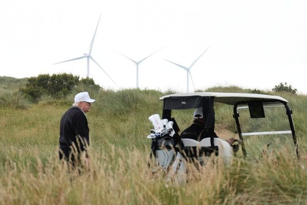 스코틀랜드 트럼프 골프장의 풍력발전기 [사진=AP/연합뉴스]