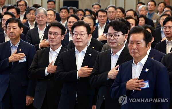 정부와 여당의 '국정과제 1호' 개헌 로드맵이 윤곽을 드러내고 있다. 사진은 지난 13일 청와대 영빈관에서 열린 국정기획위원회 국민보고대회에서 이재명 대통령과 김민석 국무총리, 이한주 국정기획위원장, 정청래 대표, 구윤철 경제부총리 겸 기획재정부 장관이 국기에 대한 경례를 하고 있다. [사진=연합뉴스]