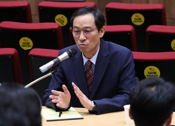 우상호&nbsp;정무수석이 21일 용산 대통령실에서 기자간담회를 하고 있다. [사진=연합뉴스]