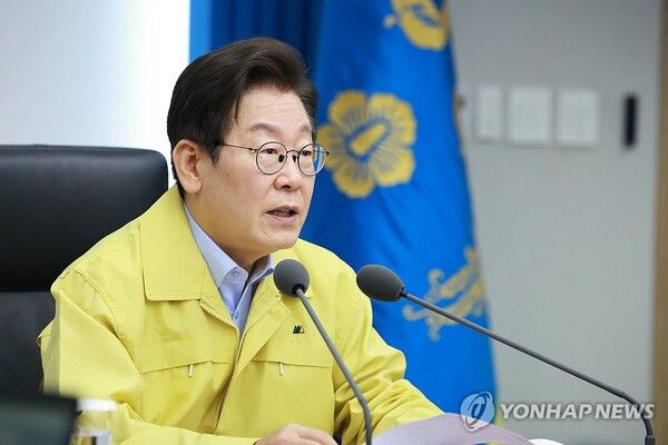 이재명 대통령의 지지율이 지난 주에 비해 3%p 하락한 56%를 기록했다는 여론조사 결과가 나왔다 [사진=연합뉴스]