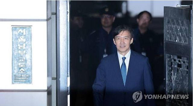 '자녀 입시비리' 혐의로 구속되었던 조국 전 혁신당 대표가 15일 0시를 기해 사면복권돼 서울남부교도소에서 출소하고 있다. [사진=연합뉴스]