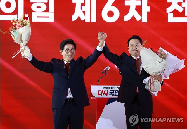 국민의힘 8.22 전당대회에서는 '반탄파' 김문수-장동혁 후보가 1차 경선에서 과반을 넘지 못해 오는 26일 결선투표에 나선다. [사진=연합뉴스]