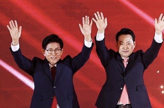 김문수와 장동혁 당대표 후보자가 전당대회에서 지지자들에게 인사하고 있다. [사진=연합뉴스]