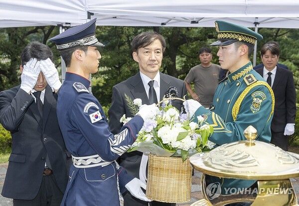 조국 전 대표, 김대중 전 대통령 묘역 헌화 [사진=연합뉴스]